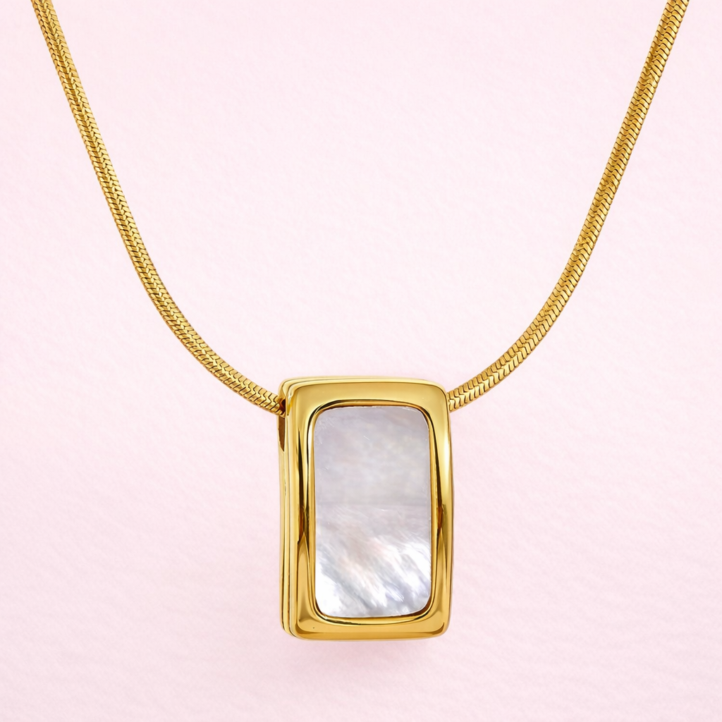 Collar con dije de concha rectangular