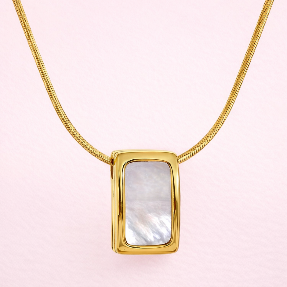 Collar con dije de concha rectangular