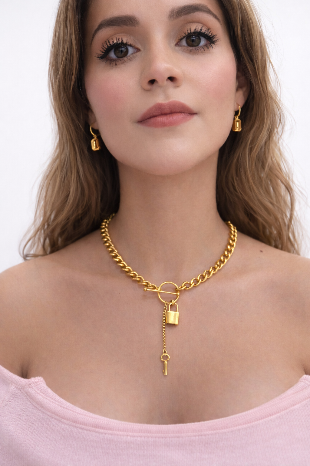 Collar clave dorada