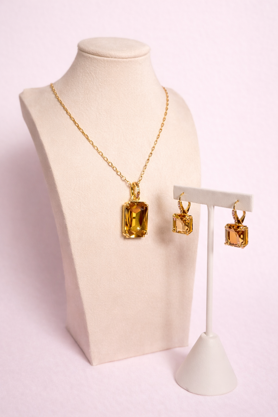 Collar con dije champagne/morado