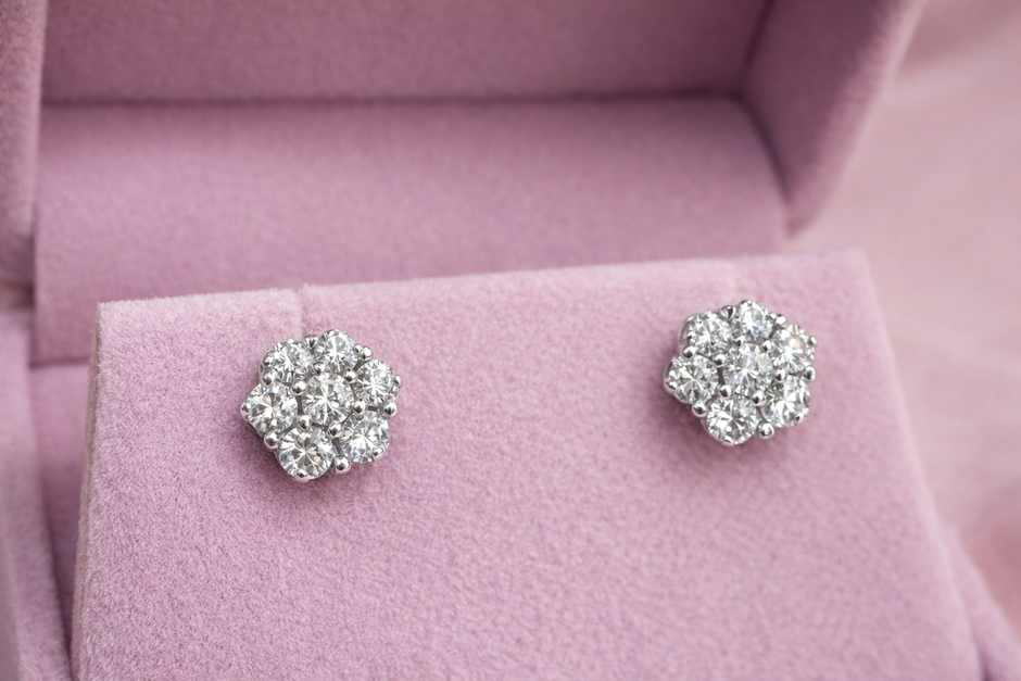 Aretes tipo Flor de moissanita