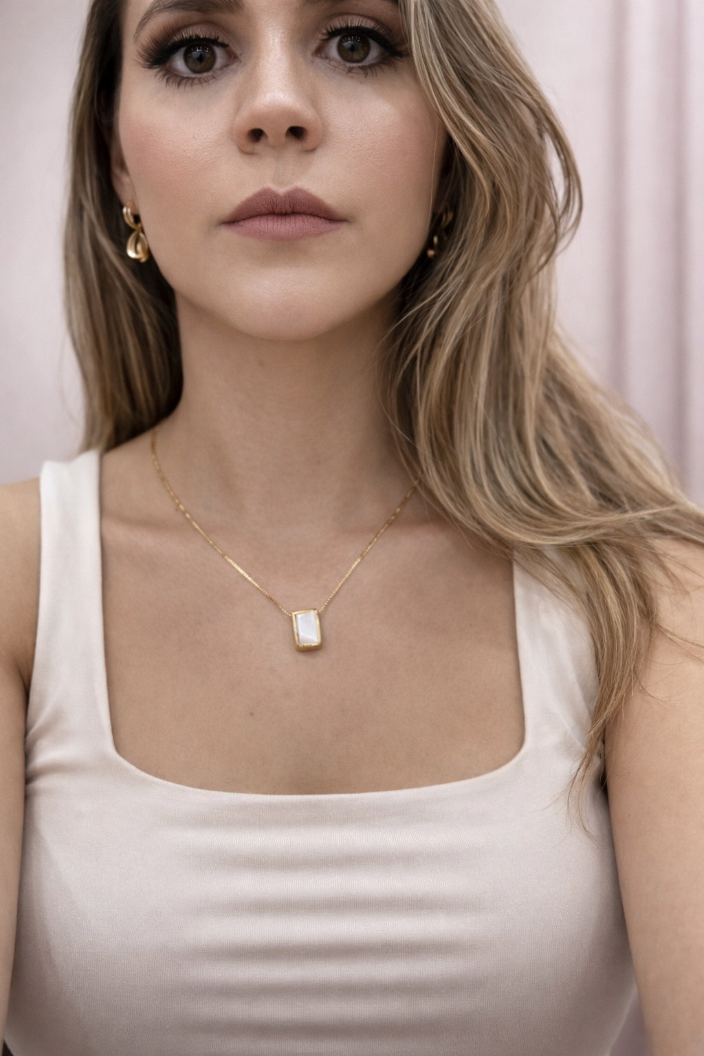 Collar con dije de concha rectangular