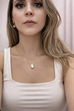 Collar con dije de concha rectangular