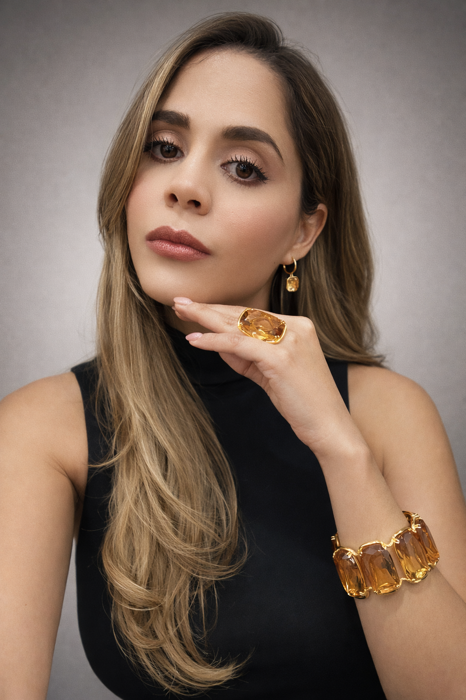 Aretes dorados con piedra corte cushion en tono miel.