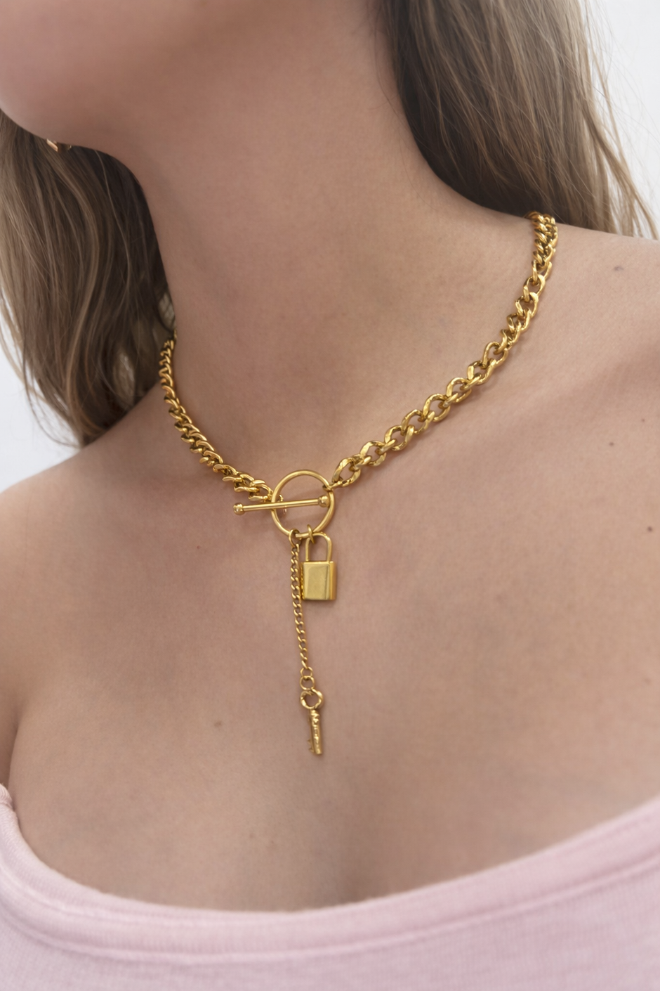Collar clave dorada