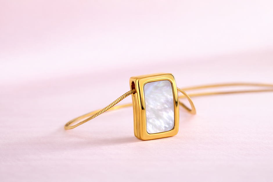 Collar con dije de concha rectangular
