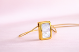 Collar con dije de concha rectangular