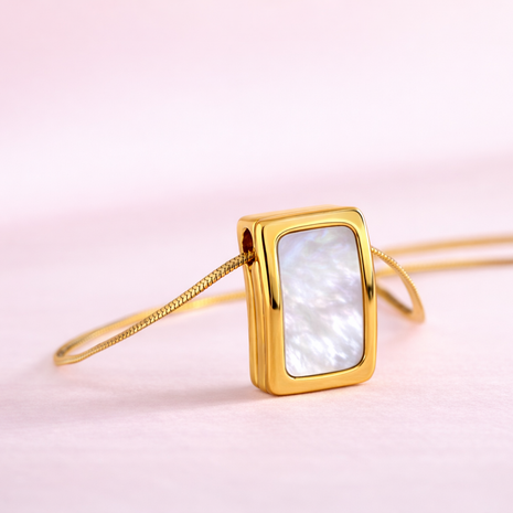 Collar con dije de concha rectangular