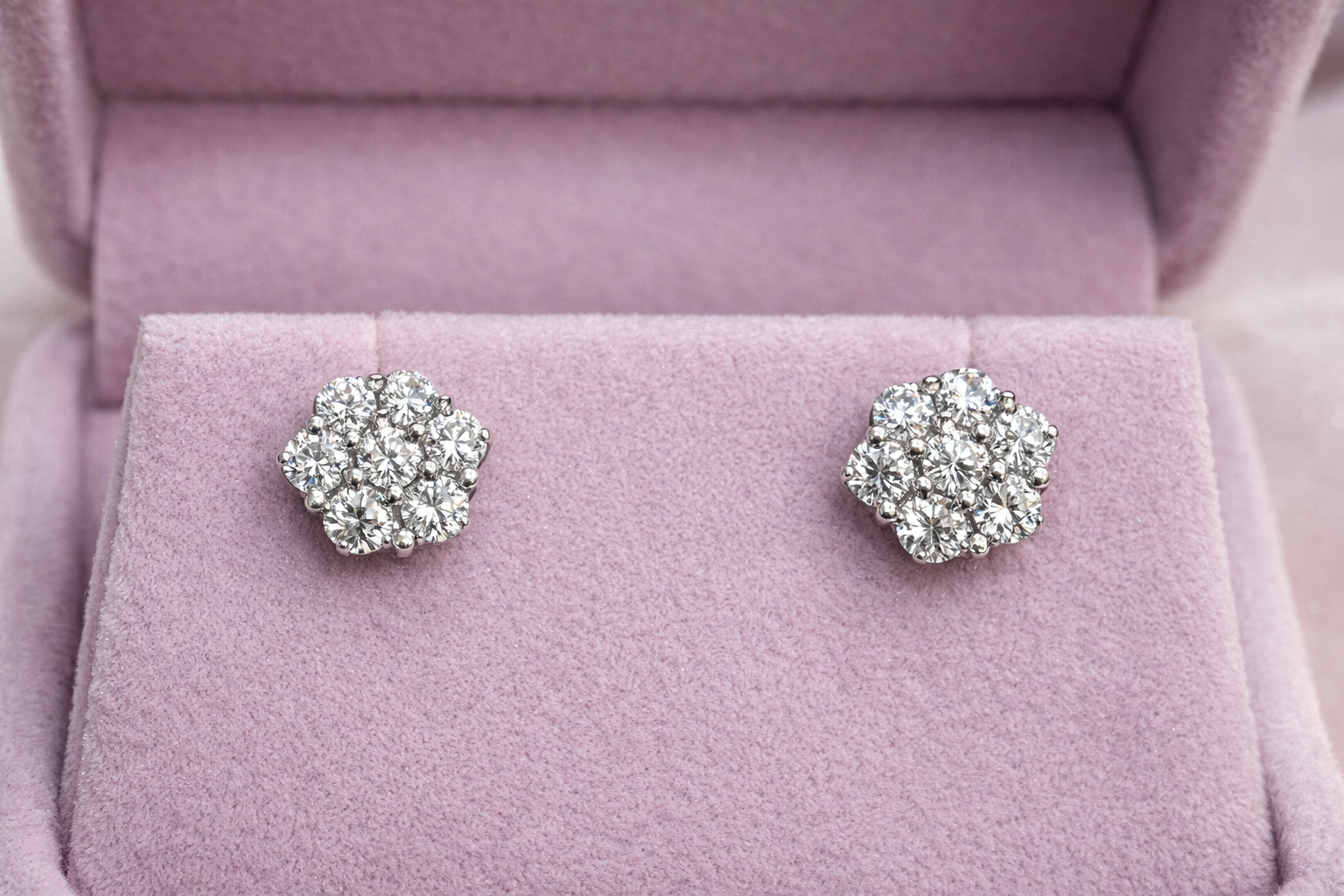 Aretes tipo Flor de moissanita