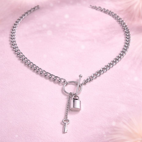 Collar clave dorada