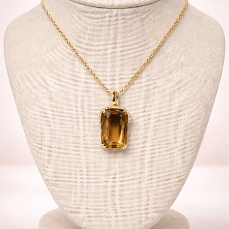 Dije octagonal champagne con detalles en cristales blancos