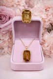 Dije octagonal champagne con detalles en cristales blancos