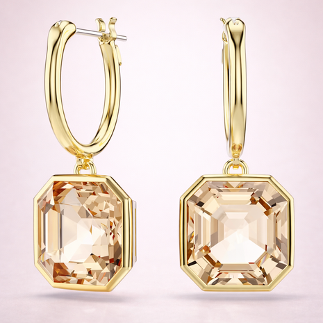 Aretes dorados con piedra corte cushion en tono miel.