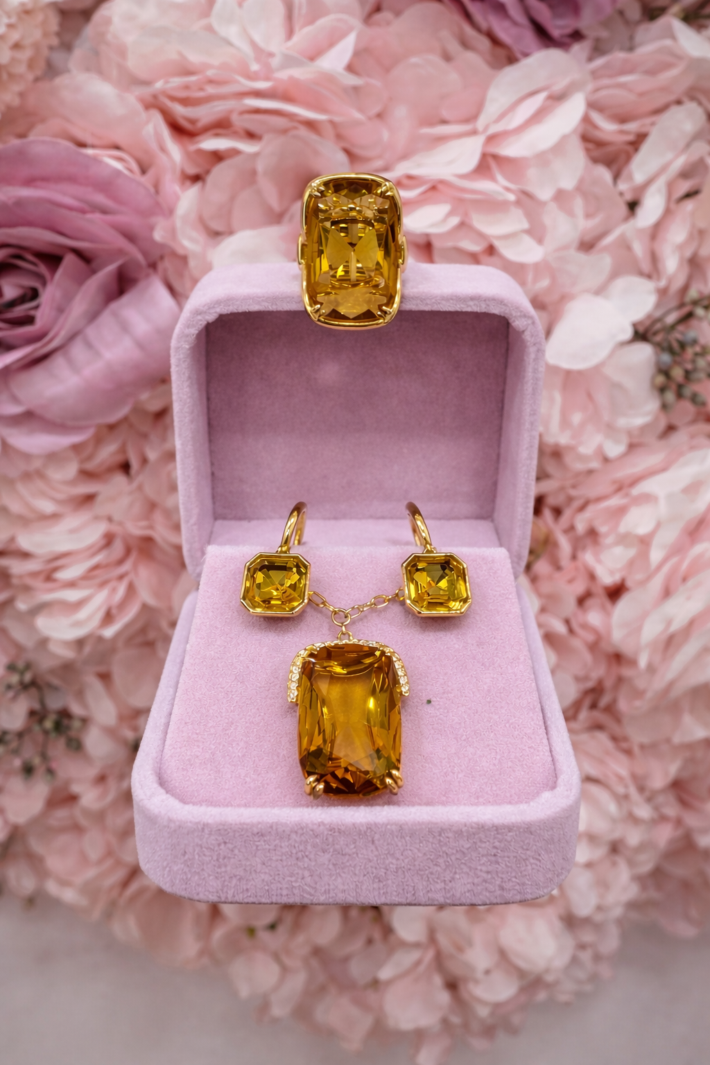 Aretes dorados con piedra corte cushion en tono miel.