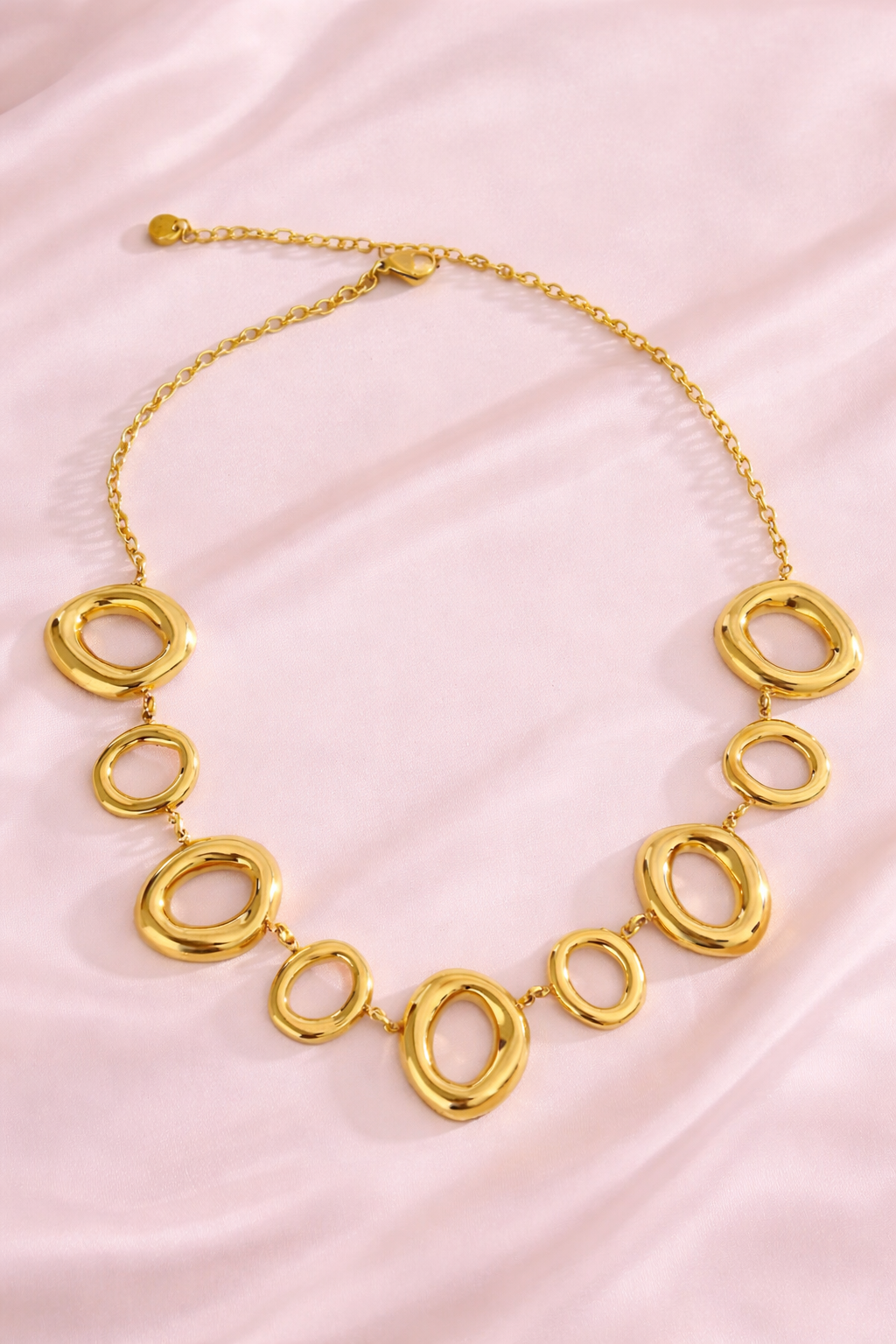 Collar oval asimétrico