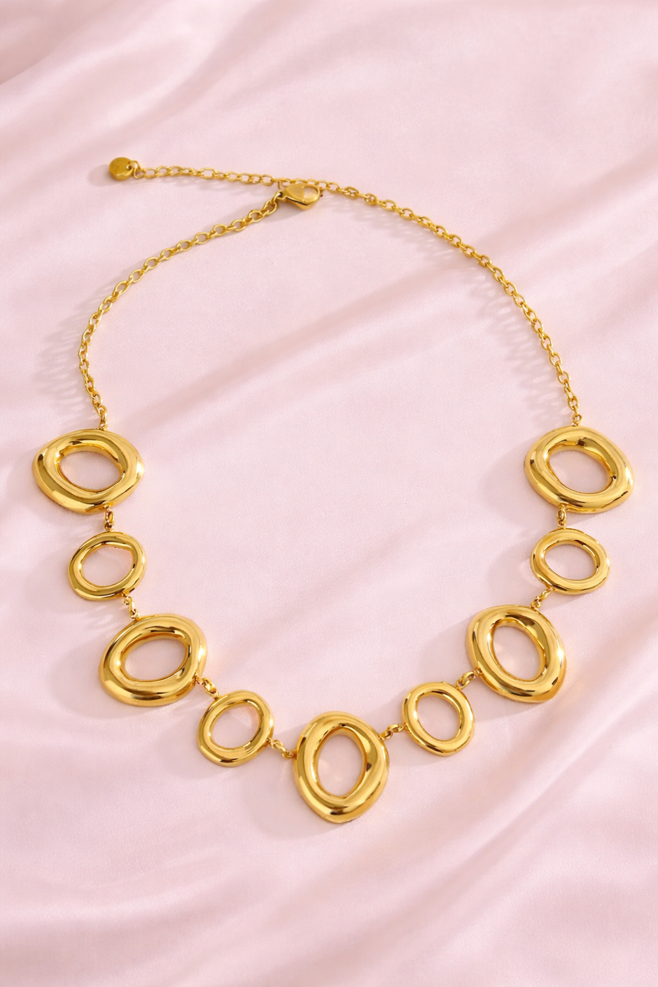 Collar oval asimétrico