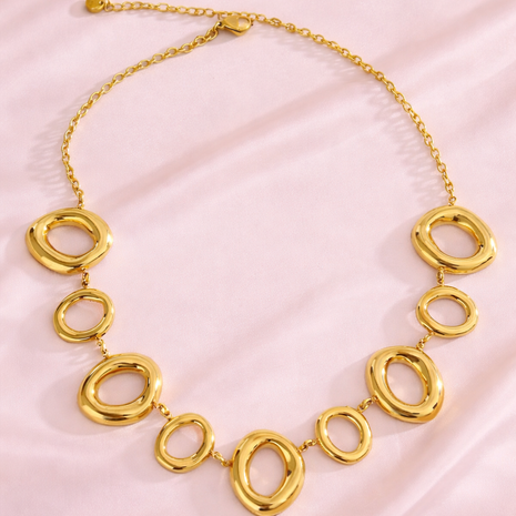 Collar oval asimétrico