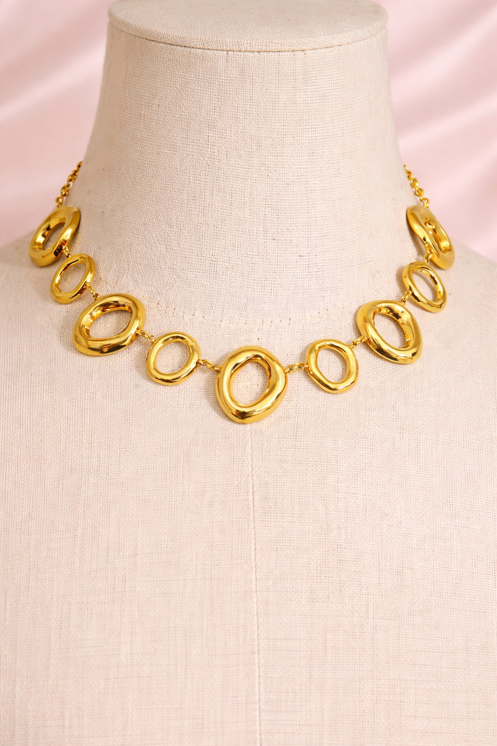 Collar oval asimétrico