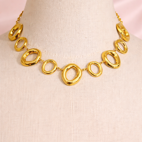 Collar oval asimétrico