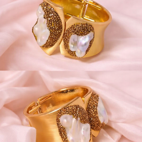 Brazalete con perlas incrustadas