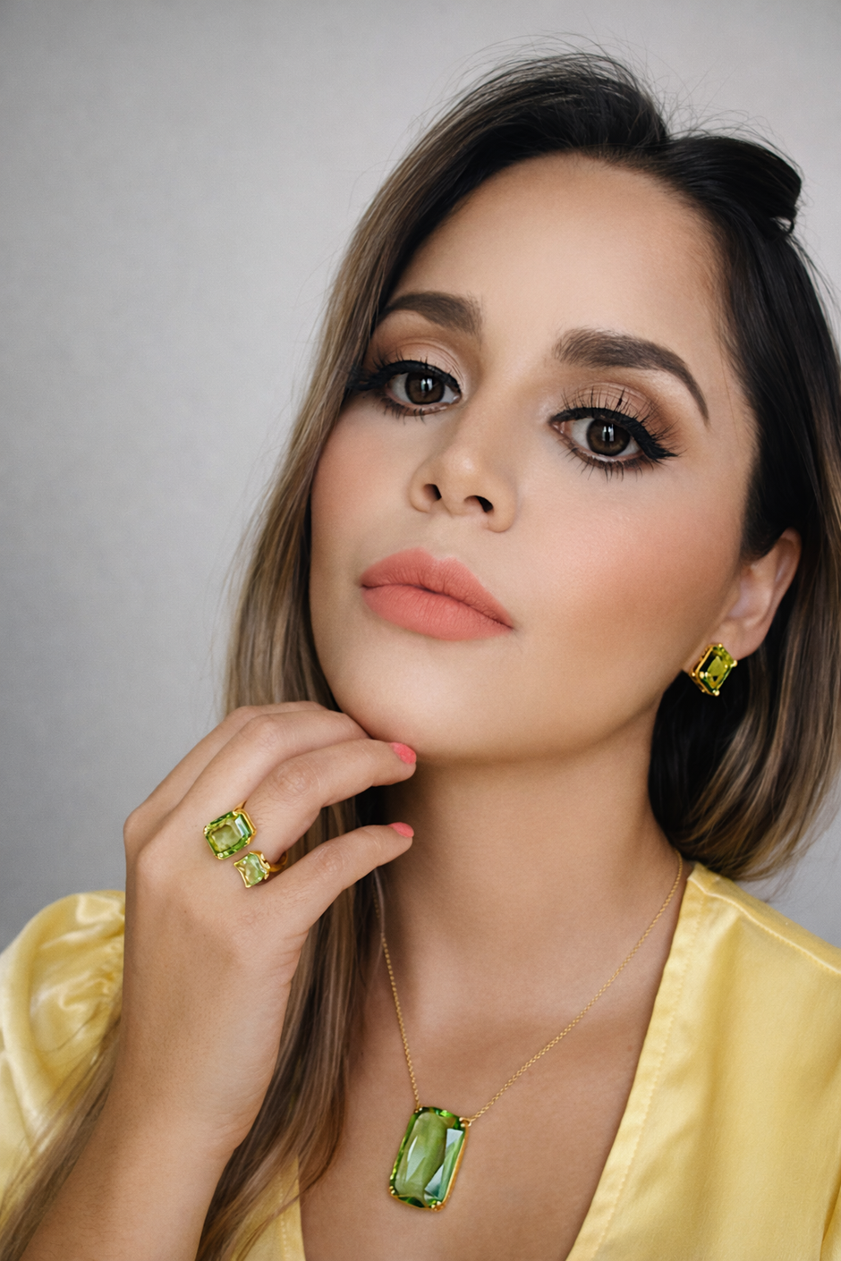 Collar con dije de cristal verde