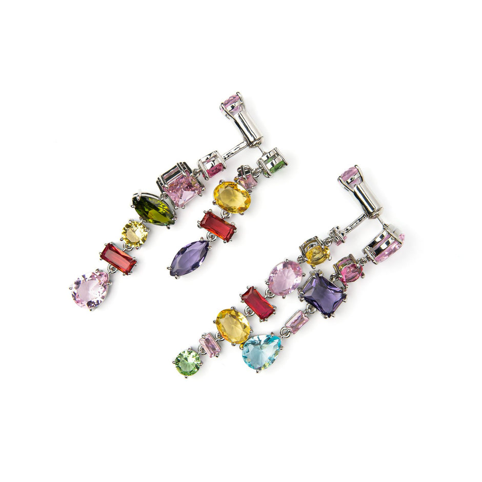 Aretes con cristales multicolor.