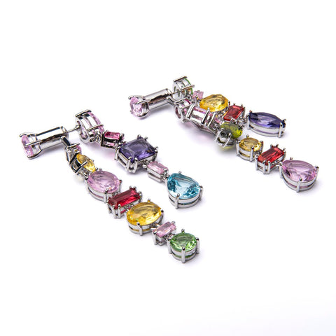 Aretes con cristales multicolor.
