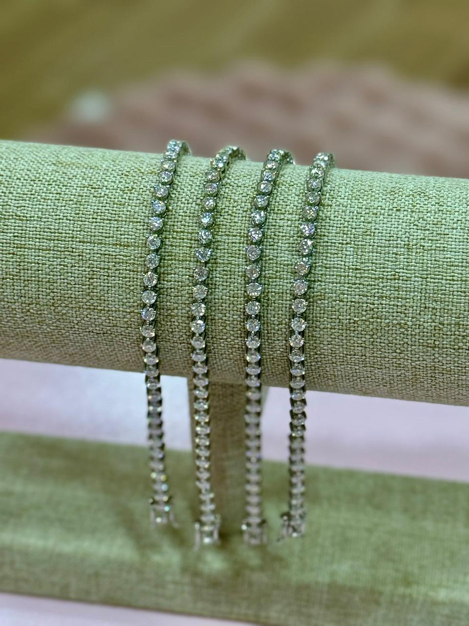 Pulsera con piedra Moissanita de 3 uñas montada en plata fina